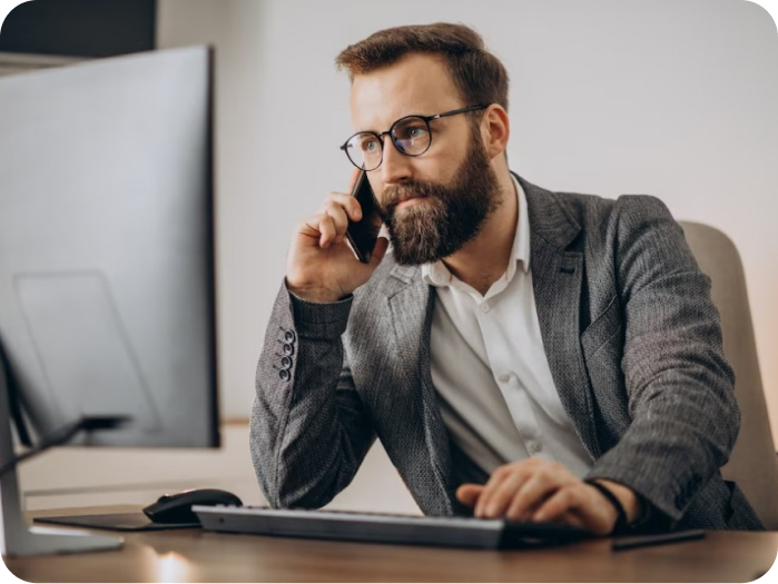 Darstellung einer telefonierenden Person zur Darstellung eines möglichen Investors